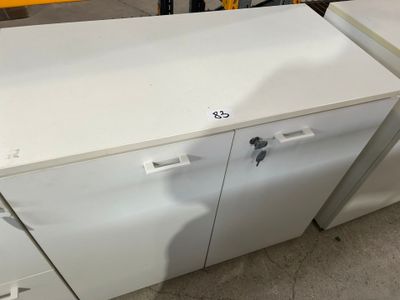 une armoire blanche à deux portes et deux tiroirs