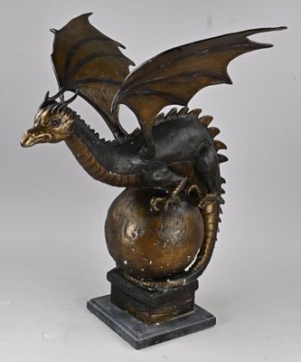 statue d'un dragon sur une boule ailée, sur fond blanc