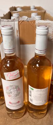 plusieurs bouteilles de vin sont alignées sur un comptoir