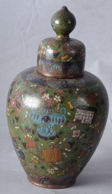 un vase muni d'un couvercle orné d'un motif