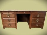 une image d'un bureau en bois avec des tiroirs et des tiroirs