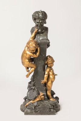 une image représentant une statue en bronze d'un garçon et d'une fille sur un socle