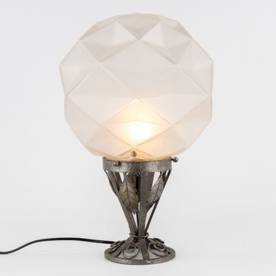 une photo d'une lampe de table munie d'un abat-jour en verre
