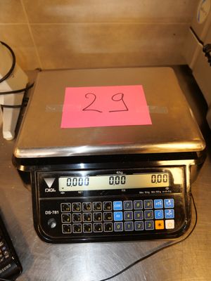 un téléphone portable et une calculatrice posés sur un comptoir