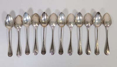 six cuillères sont alignées sur une surface blanche
