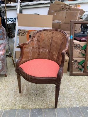 une chaise marron avec une assise rose et une chaise marron avec un coussin rouge