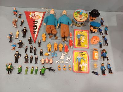 de nombreuses figurines représentant différents personnages et figures sur la table