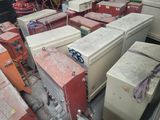 beaucoup de vieux réfrigérateurs et d'autres appareils électroménagers dans un entrepôt