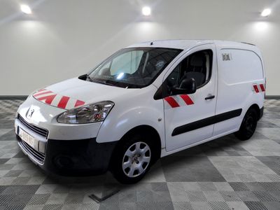 la camionnette blanche est garée sur un sol carrelé en damier