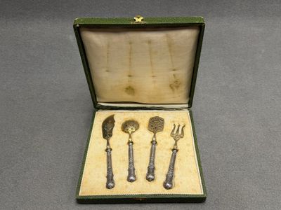 Quatre couverts à mignardise en métal argenté et argent four…