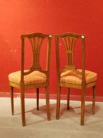 Paire de chaises en bois teinté, assise jaune, dossier ajour… (photo 5)