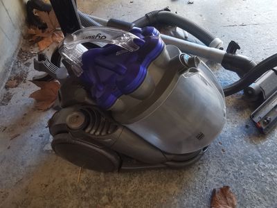un aspirateur posé par terre près d'un mur