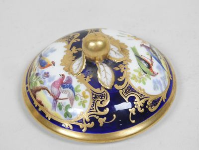 une boîte bleue et dorée ornée d'un motif représentant un oiseau
