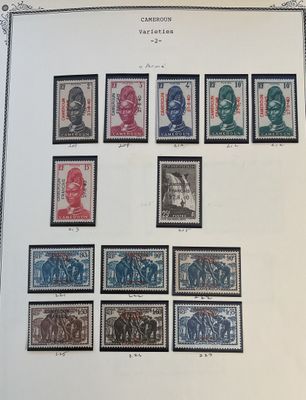 une image d'une collection de timbres sur une table