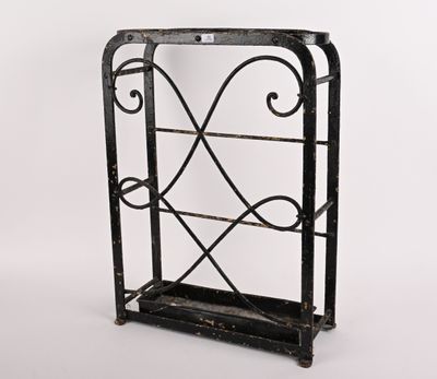 bibliothèque en fer forgé avec un motif en volutes sur fond blanc
