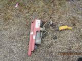 un objet rouge posé par terre