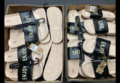 de nombreuses paires de tongs rangées dans une boîte