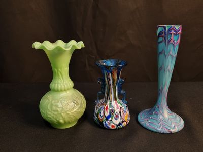 trois vases posés sur une table