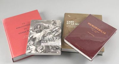 trois livres posés l'un sur l'autre sur une table