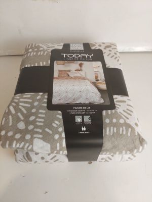 une photo d'une couverture posée sur une table