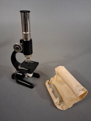 Microscope en fonte et métal chromé.