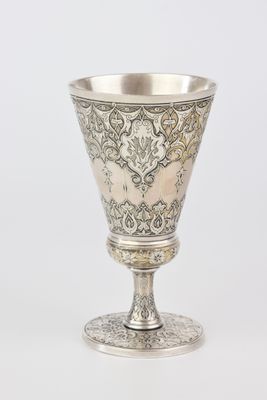 une coupe en argent ornée d'un motif floral sur le bord