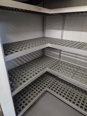 une étagère en métal au milieu d'une pièce