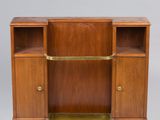 un buffet Art déco en noyer, avec des poignées en laiton et des étagères