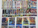Une grande collection de cartes Pokémon est posée sur une table.