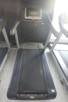 deux appareils de marche à pied qui se trouvent dans la salle