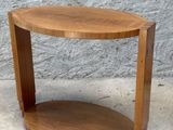 un gros plan d'une table en bois sur laquelle se trouve une étagère
