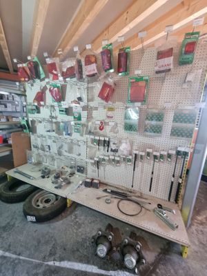 une photo d'un établi avec beaucoup d'outils dessus