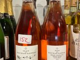 plusieurs bouteilles de vin sont alignées sur une étagère
