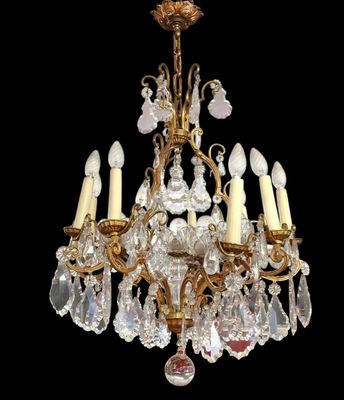 une image d'un lustre en verre et en laiton