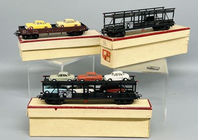 trois modèles réduits de trains exposés dans une vitrine
