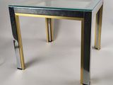 une photo d'une table basse en verre et en laiton