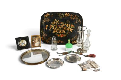 un grand nombre d'objets posés sur une table