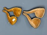 Deux instruments de musique sont posés sur une surface grise.