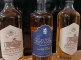 trois bouteilles d'alcool posées les unes à côté des autres sur une table