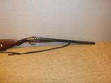 le fusil est posé sur la table, près du mur