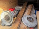 un camion dont la benne est remplie de bois