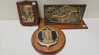 deux plaques représentant une femme et un lion, montées sur un support en bois
