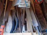tout un tas d'outils posés dans une boîte par terre