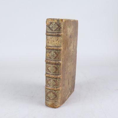 un vieux livre posé sur une surface blanche