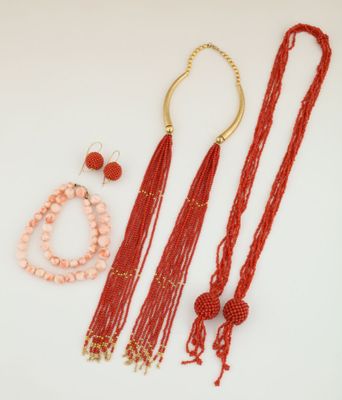 un ensemble de bijoux comprenant un collier, un bracelet et une bague