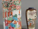 deux vases posés l'un à côté de l'autre sur une table