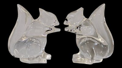 paire de figurines en verre transparent représentant un écureuil et un écureuil