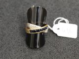 une bague posée sur une table à côté d'une étiquette
