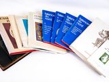 plusieurs livres sont empilés sur une surface blanche