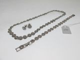 un ensemble composé d'un collier et de boucles d'oreilles en argent